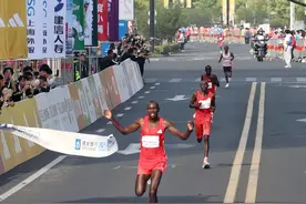 完赛率99.27%！2025上海半程马拉松鸣枪起跑图片