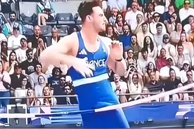 法国小哥裆部碰杆输掉比赛，却吸粉无数图片