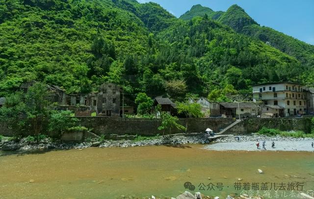重庆最偏远区县，惨遭两条高铁绕道而过，神秘文化暗藏世界级秘境