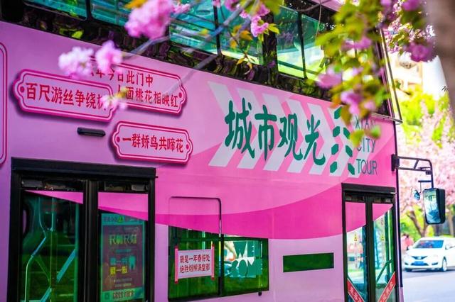 乘坐全国首辆唐诗主题观光车 沉浸式体验西安的唐诗文化