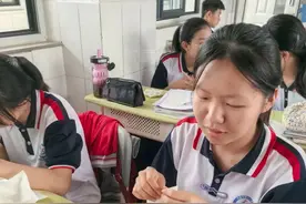 巧手剪叠间 传承劳动美图片