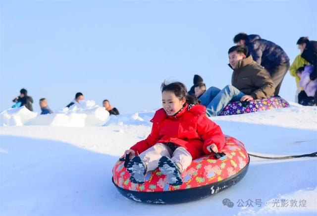 敦煌“童话雪乡”引客来