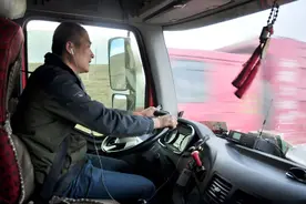 货运司机：之前一年轻松赚100万，如今月收入才3000，打算卖车了图片