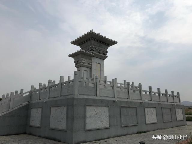 行走包头市昆都仑区战国赵北长城遗址公园