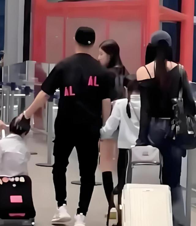汪峰带4个儿女回国不到48小时，恶心一幕上演，二女儿外貌被吐槽