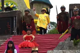 云南山中有着一个“小人国”，身高不足1米3，生活幸福却惹来争议图片