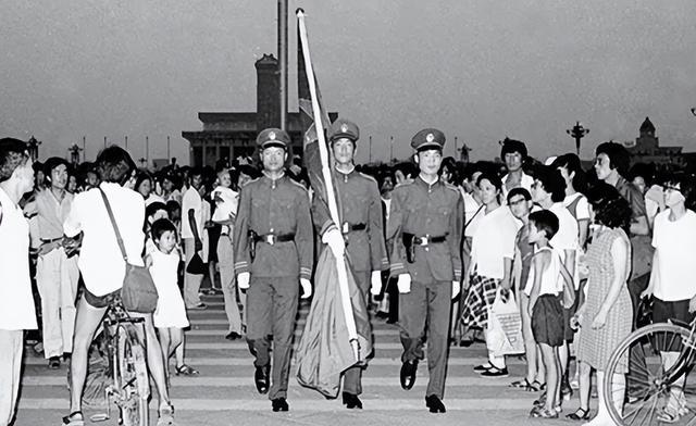 看完阅兵发现，天安门旗台下有台空调，哨兵又享受不到，给谁用？