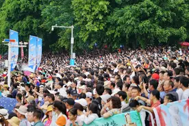 2024年南宁龙舟公开赛激情上演图片