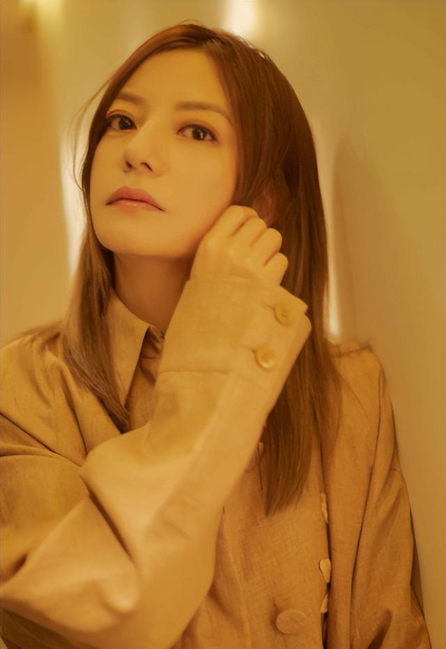 拔出萝卜带出泥！49岁赵薇近况被曝，原来圈内封杀只是冰山一角