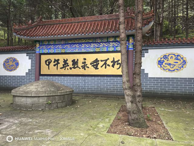 看日出云里难见尊容，望日落天空缺少云霞。
