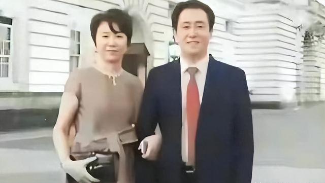 许家印有多张狂，从他的名片就看出他嚣张跋扈的本色