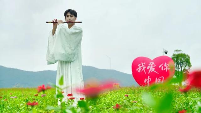 国庆首日，所见之处皆是幸福！半汤泉栖谷唱响《我和我的祖国》