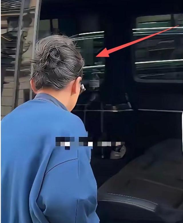 50岁周迅变样：满头白发脸松垮，瘪嘴像老奶奶，无儿无女成遗憾