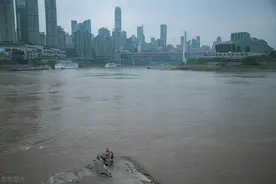 “王者”变“亡者”？21岁陪玩小哥因情跳江，网友直呼不值图片