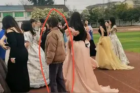 咋不行？成人礼上礼服成群，一学生穿棉服表情呆萌，引热议图片