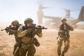 美军深夜伞降突袭，14名保镖引爆炸弹激烈枪战，7名美军中弹倒地图片