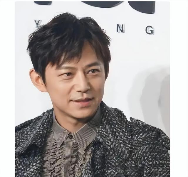 钱再多有什么用，51岁何炅现状，给所有的中年男性提个醒