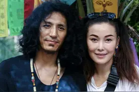 20岁藏族小伙一见钟情29岁女游客，追爱24年无名无分，也无怨无悔图片