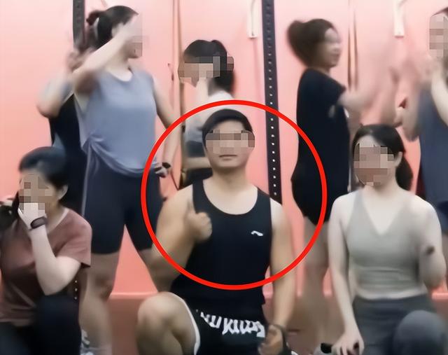 妻子出轨健身教练后续来了：抓奸画面炸裂，难怪丈夫会鱼死网破！