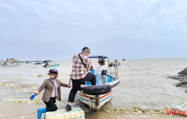 广西钦州三娘湾 “出海观豚” 乱象：为看 “吉祥好运” 粉色海豚，十余艘船围堵；小海豚遭追后死亡，有船长称看不到退票，怕亏钱不停追