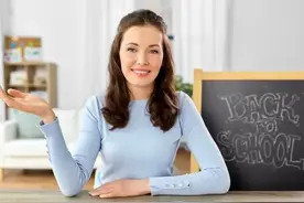 2025年8月退休的山东55岁女高级教师，大致能领取多少养老金？图片