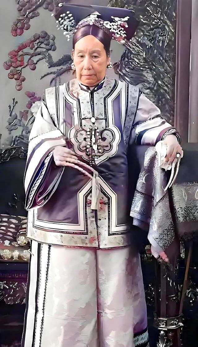 清朝灭亡后，李莲英姐姐才敢说出实情：慈禧其实不是病死的！