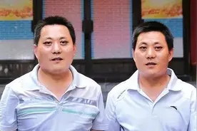 双胞胎兄弟失散41年，一次火锅店偶遇后相认，一起找到亲生父母图片