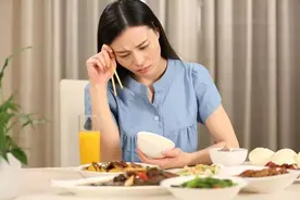 35岁女子突发急性胰腺炎，与长期节食减肥有关，自述：悔不当初！图片