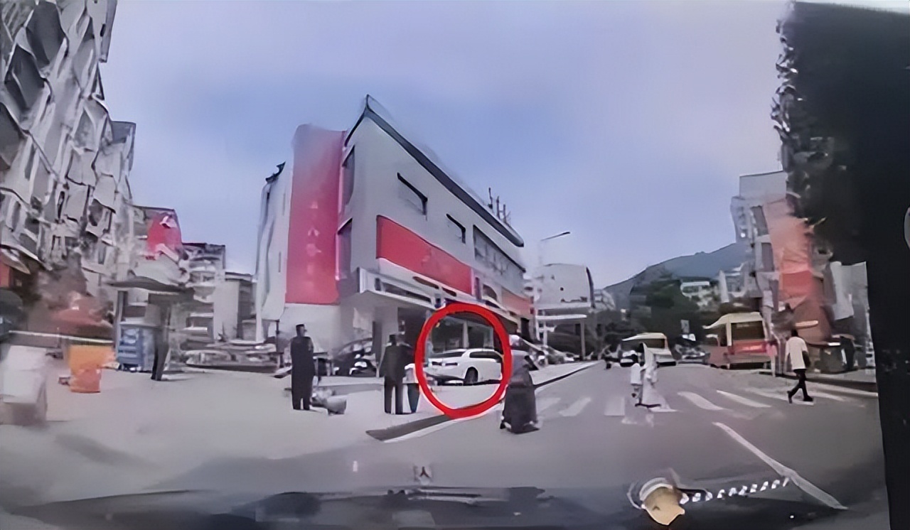 重庆奔驰肇事女子系主任医师!