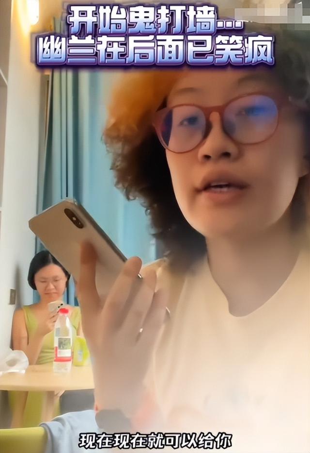 偷鸡不成蚀把米！女子投诉高铁工作人员抽烟，自己却被扒个底朝天