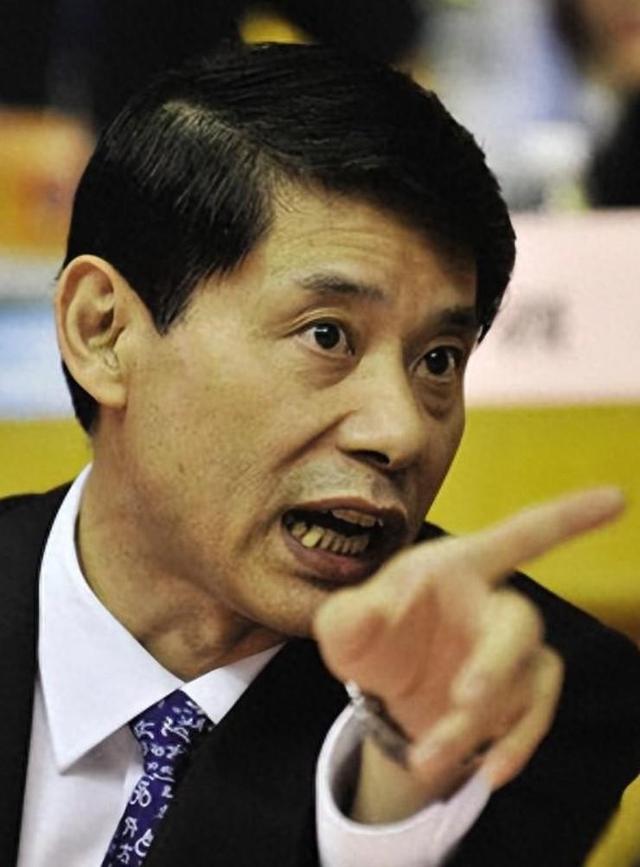 逼姚明退役，毁了王治郅，他是如何让中国篮球倒退了20年的？