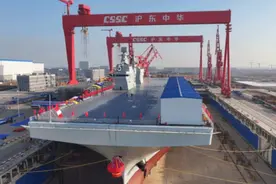 076四川舰下水，可电磁弹射固定翼战机，轮到美国追赶中国了图片