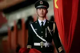 最帅升旗手张自轩退伍，如今现状曝光：愧对父母图片