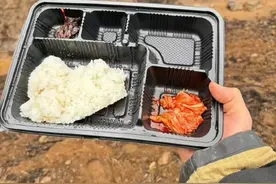 韩国山火救援消防员吃的盒饭太差了，他们国家把海带算进肉类摄入图片