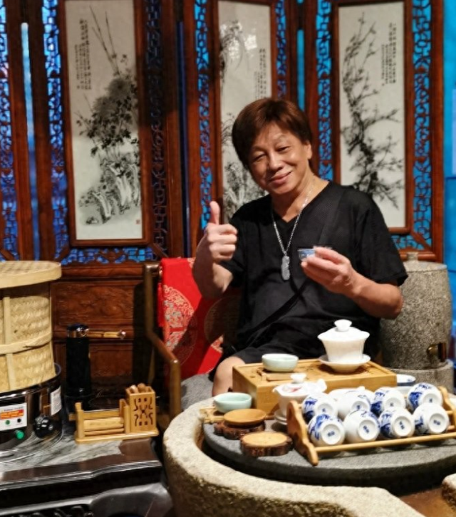 梁小龙去世不到24小时，恶心的一幕发生，成龙的话字字催泪