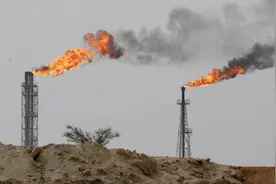 伊朗每天约150万桶出口的石油，80%流向了中国图片