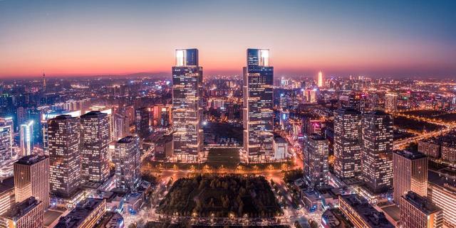 中国一城市是八大铁路枢纽，被誉为铁路心脏，这里能到任何城市