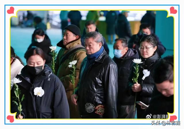 何晴葬礼上黑衣人不是许亚军,他在国外陪小儿子,黑衣人身份曝光