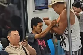 后续！青岛地铁大爷暴打小伙，乘警处理方式太迷惑，评论区闹开了图片