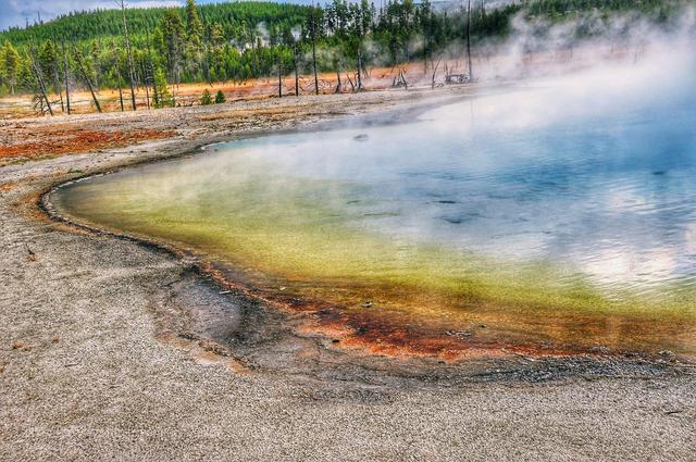 怒江有个清朝就发现的峡谷温泉，水烫得能煮腊肉，走溜索才能到达