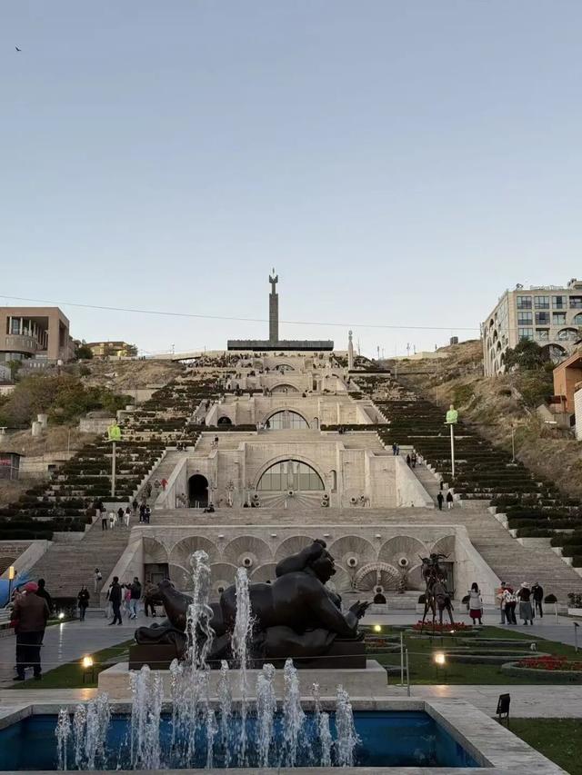 人均卡戴珊，这个忧伤又美丽的小国让我念念不忘