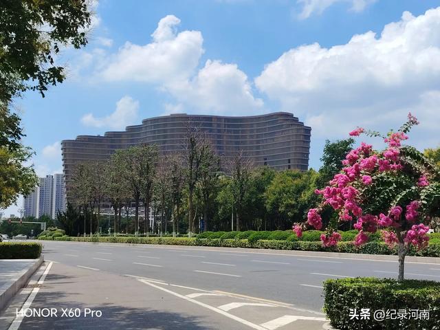 信华建国酒店和新城吾悦广场,如同商丘市中心城区的两颗璀璨明星
