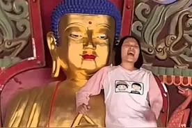 女子爬上大佛上叫嚣，凭一己之力把山西送上热搜！当地警方介入图片