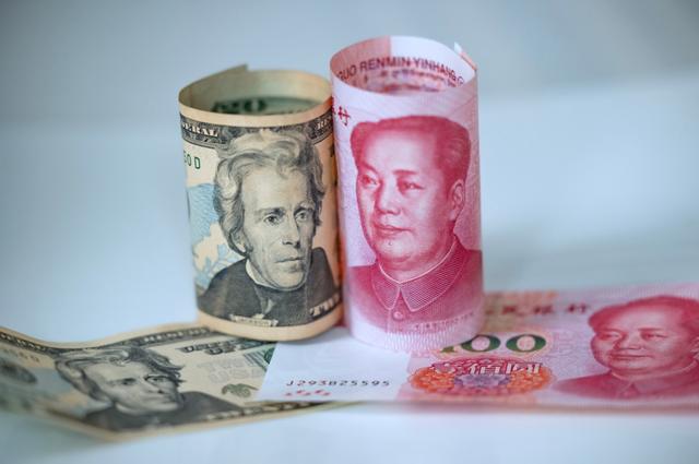 美国再加25%关税	，特朗普提前开香槟，中国：抛售5000亿美债