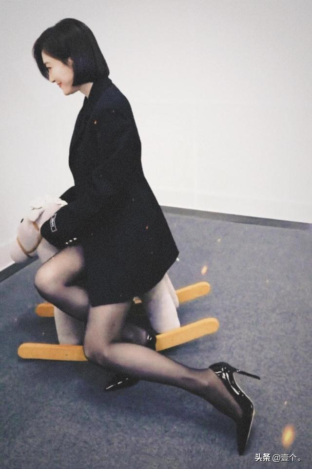 46岁秦岚把黑丝穿成高级感天花板