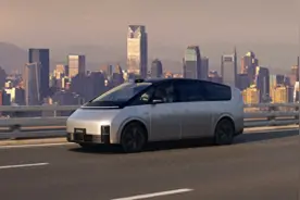 余承东何小鹏声援李想：支持用光明反击黑暗图片