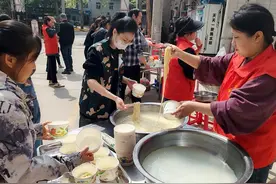 西安笃臣巷社区爱心移动厨房 点亮老人幸福“食”光图片
