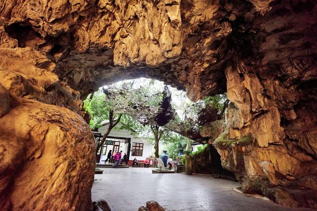 贵阳黔灵山公园，亲子游玩的好去处，这里有近距离撸猴的绝佳地点