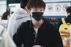 4月25日，王励勤上任首项决策实施，林高远退赛，国乒赴成都集训图片