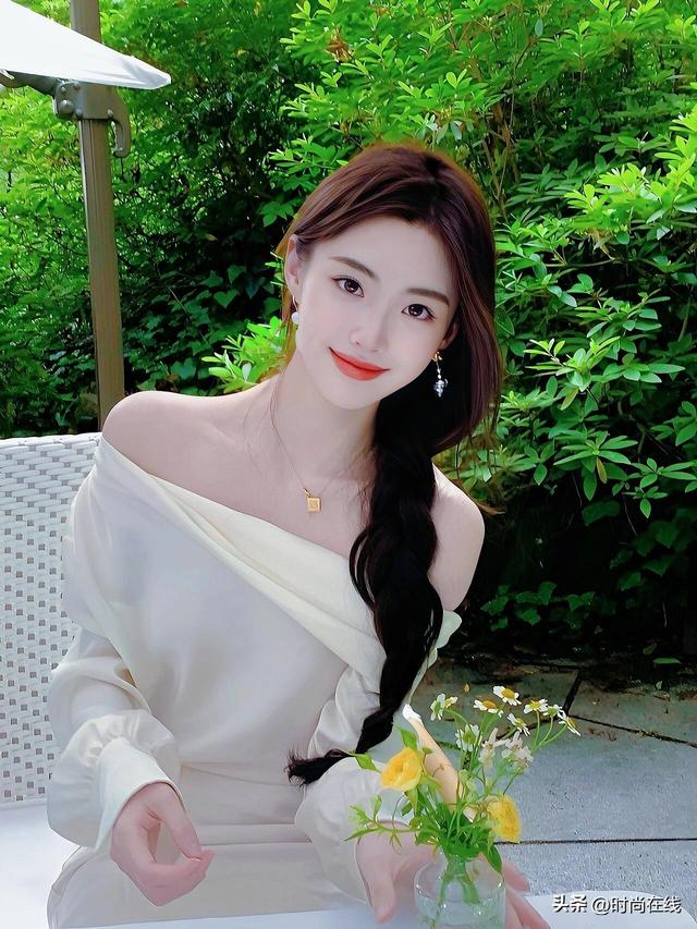 云南一校花，五官立体，皮肤白到发光，身材也很顶级，太美啦！